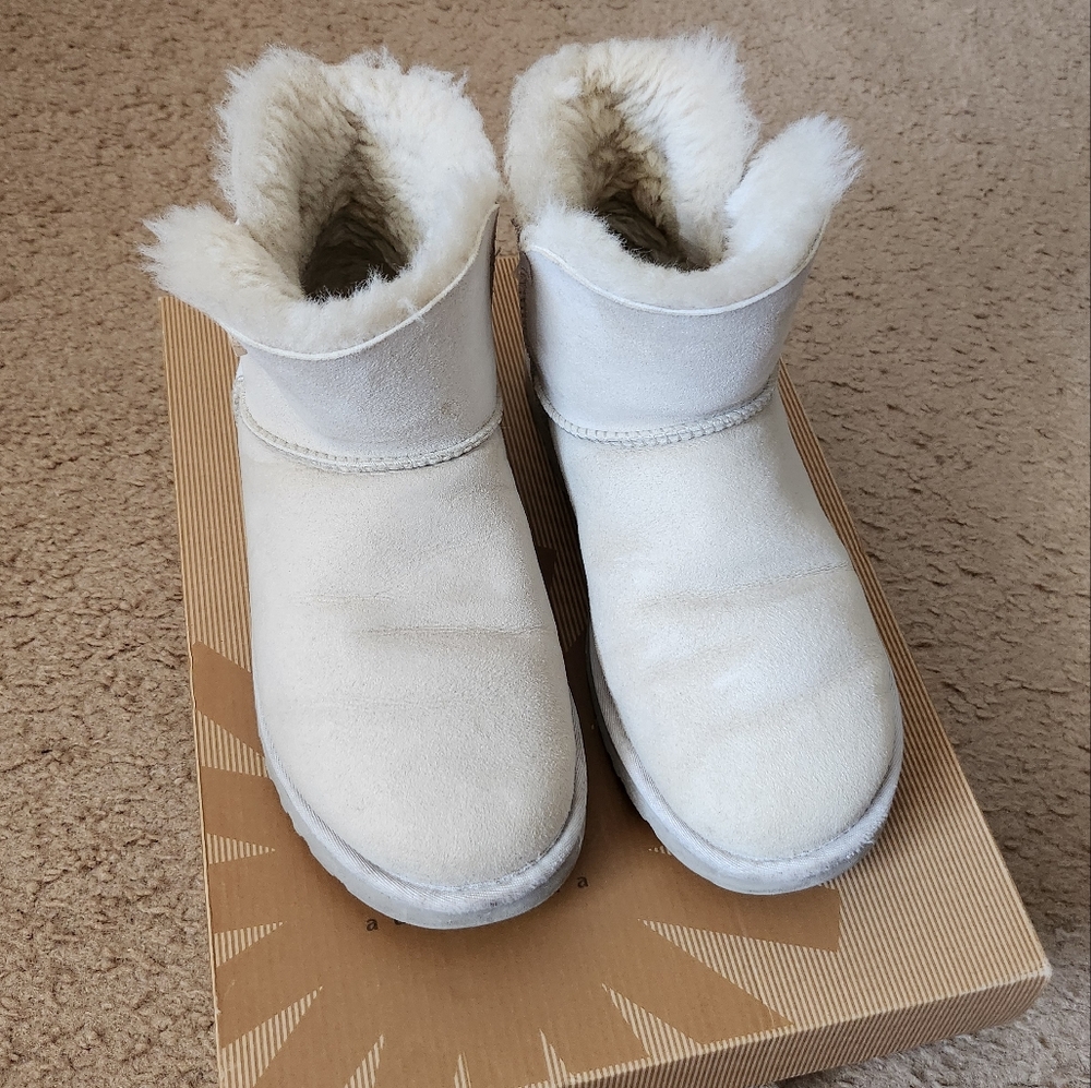 UGG Mini BAILEY BUTTON in CLOUD